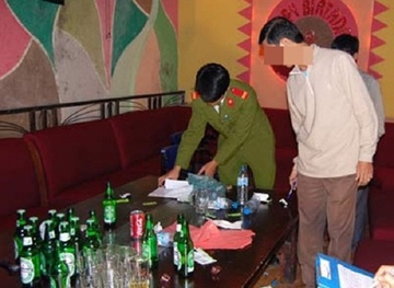 9X dam chet nguoi trong quan karaoke hinh anh
