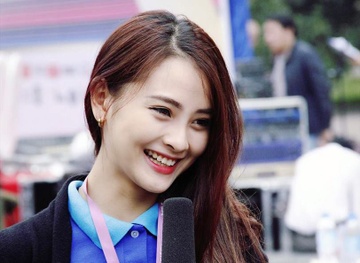 Nu MC truyen hinh truy duoi ten trom qua nhieu pho hinh anh