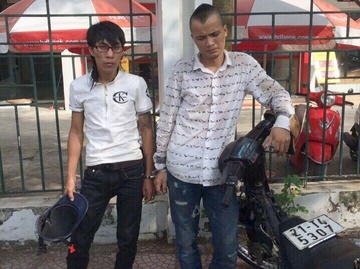 Bo doi trung ten, cung nam sinh di trom gap phai canh sat hinh anh