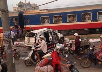 Nhieu nguoi nam de len nhau trong oto bi tau hoa tong hinh anh