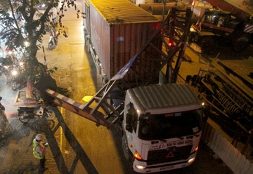 Xe container huc cong gioi han chieu cao, mac ket giua duong hinh anh
