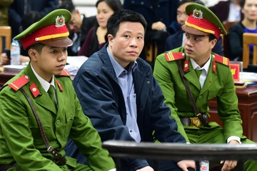 Ha Van Tham va 47 dong pham hau toa hinh anh
