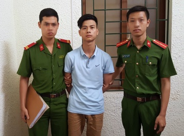 Ten cuop danh vo mu bao hiem co gai de giat tui xach hinh anh