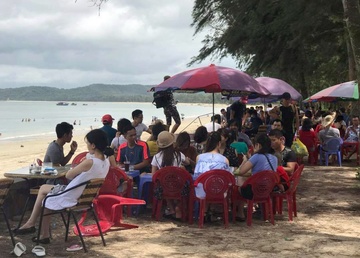 Du khach tu di cho, nau an vi ket tren dao sau bao hinh anh