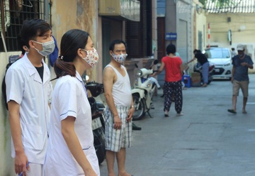 Nu can bo bi danh nhap vien khi phun thuoc ngan sot xuat huyet hinh anh