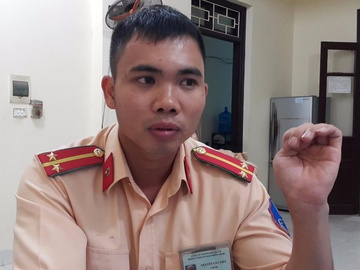 Trung uy CSGT ke phut sinh tu treo tuong cuu 5 nguoi khoi dam chay hinh anh