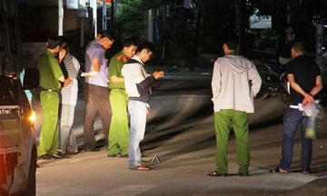 Nguoi dan ong bi dam guc giua pho trong dem Trung thu hinh anh