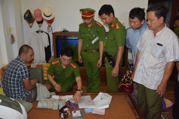 Chieu rua tien cua toi pham trong cac vu danh bac qua mang hinh anh