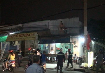Thanh nien nghi ngao da uy hiep nguoi than, co thu tren mai nha hinh anh