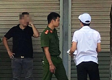 Hai vo chong bi hang xom truy sat, mot nguoi thiet mang hinh anh