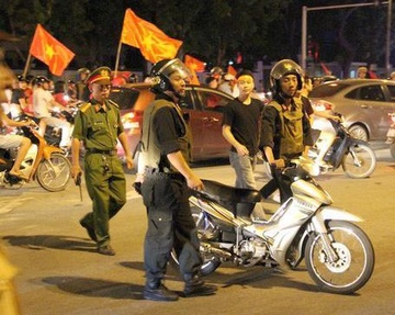 Cong an ghi hinh, beu ten 'quai xe' dua xe trai phep hinh anh