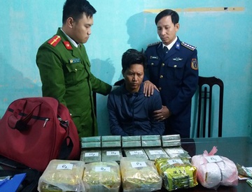 Gia nhan vien tiep thi van chuyen 20 banh heroin hinh anh