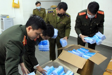 Co gai thu mua 120.000 khau trang mang ra nuoc ngoai ban hinh anh