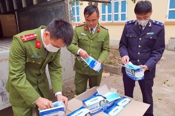Nu tai xe cho 62.000 khau trang tuon qua bien gioi hinh anh
