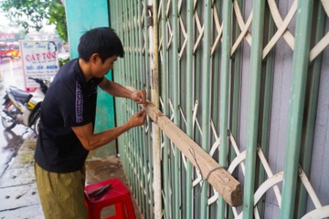 Nguoi dan chang buoc nha cua, tau thuyen truoc gio bao so 13 do bo hinh anh