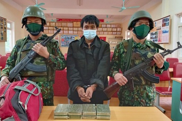 Bat nghi pham van chuyen 8 banh heroin hinh anh