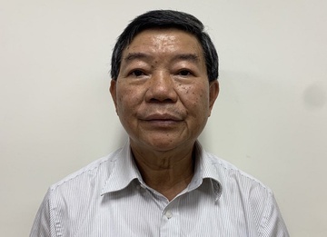 Cuu Giam doc Benh vien Bach Mai bo tui 300 trieu khi nang gia robot hinh anh