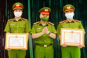Chu tich Ha Noi khen 2 canh sat cuu nguoi tu tu hinh anh