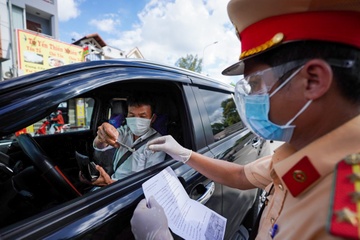 Ba nhom doi tuong o Ha Noi phai lam lai giay di duong hinh anh