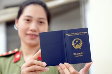 Sap co ho chieu gan chip, nguoi dan co can tiep tuc xin cap moi? hinh anh