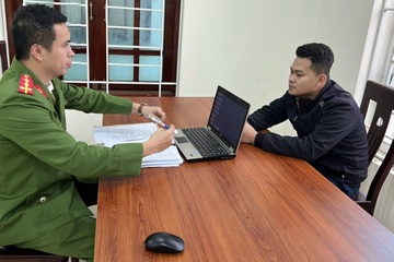 Nam thanh nien cam dau duong day ca do lien tinh hinh anh