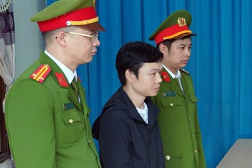 Them mot dang kiem vien bi bat trong vu nhan hoi lo hinh anh