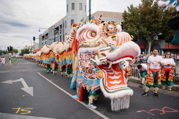 Lan 130 chan, dau nang 27 kg dieu hanh tai le hoi Phuc sinh Australia hinh anh
