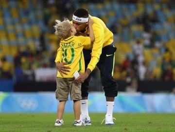 Neymar tap luyen cung con trai truoc tran doi dau voi Bi hinh anh