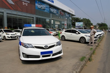 Dan oto trang ben canh Camry dan doan cua canh sat hinh anh