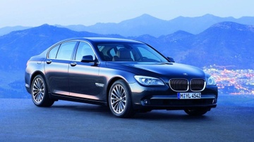 Xe sang BMW 7 Series bi trieu hoi vi loi tu bung cua khi chay hinh anh