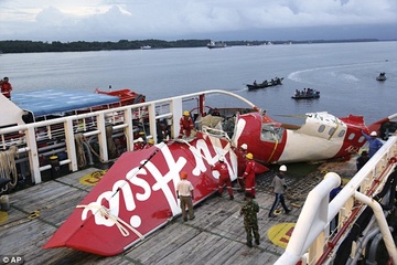 May bay AirAsia phat no truoc khi roi xuong bien hinh anh
