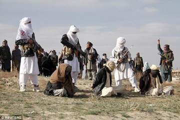 Bat chuoc IS, Taliban hanh quyet pham nhan truoc dam dong hinh anh