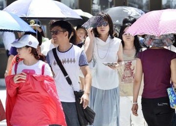 Nhat Ban nong dot ngot, 4 nguoi chet, 3.000 nguoi vao vien hinh anh