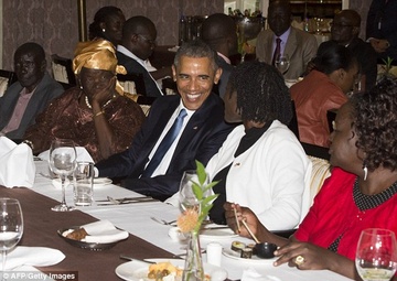 Obama hanh phuc trong vong tay nguoi than o que cha hinh anh