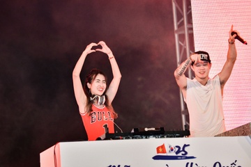 DJ Trang Moon khuay dong khan gia trong su kien Viet - Han hinh anh