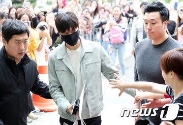 Fan xep hang dai tien Lee Min Ho len duong nhap ngu hinh anh