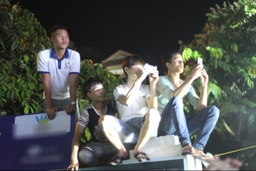 Khan gia treo tuong de xem Son Tung bieu dien hinh anh
