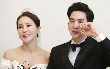 Ca si Han Quoc bat khoc trong ngay ket hon voi vo hon 17 tuoi hinh anh