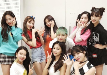 Twice duoc vinh danh tai 'Grammy Nhat Ban' giua on ao mac ao nhay cam hinh anh