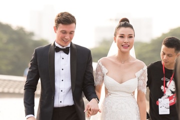 Hoang Oanh dien vay cup nguc goi cam trong le cuoi hinh anh