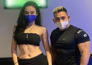 Angela Phuong Trinh mac crop top khoe eo thon hinh anh