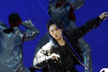 Jungkook (BTS) gap su co khi bieu dien o World Cup 2022 hinh anh