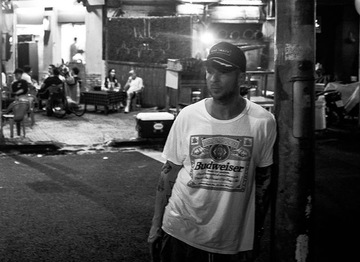 Ryan Tedder an banh mi, uong ca phe o TP.HCM hinh anh