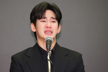 Kim Soo Hyun sụp đổ