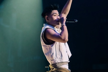 Rapper Tez mac quan tut gay tranh cai hinh anh