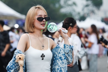 Hàng nghìn người đổ về SVĐ Mỹ Đình xem concert cuối Anh trai say hi