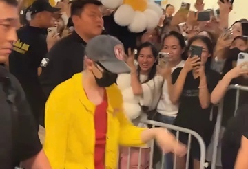 G-Dragon duoc fan vay kin o san bay Noi Bai hinh anh