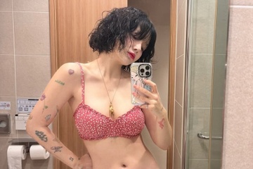 My nhan Han dien bikini khoe co the day hinh xam hinh anh