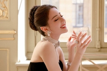 Địch Lệ Nhiệt Ba lại gây sốt