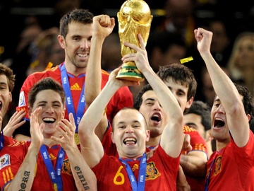 The gioi con no Iniesta Qua bong vang hinh anh